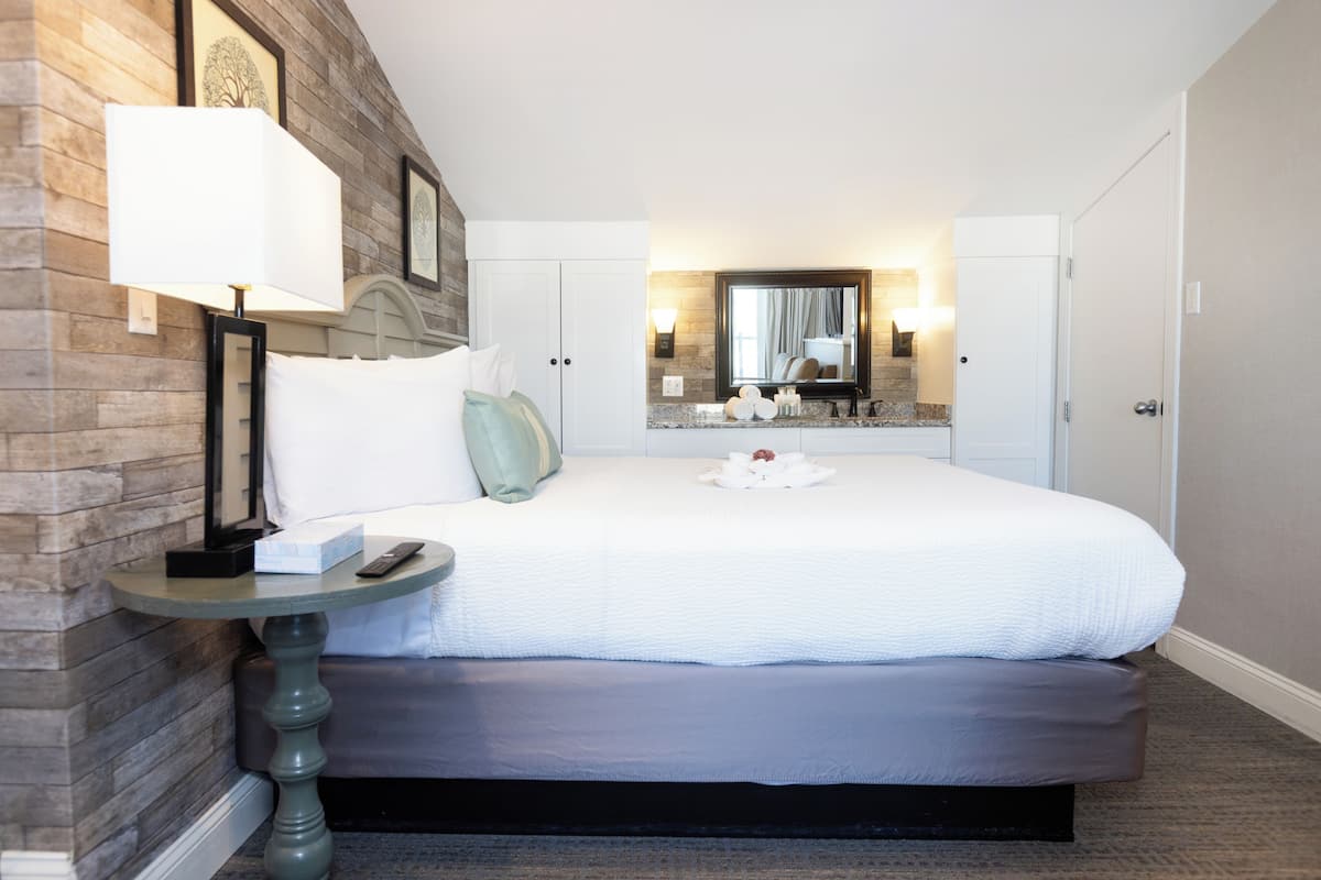 Bi-level Townhouse Suite, 2 Queen Beds with Sofa Bed, Kitchenette, Ocean & Pool View | Premium bedding, pillowtop beds, in-room safe, blackout drapes