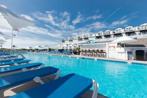 Una piscina techada, una piscina al aire libre de temporada, sombrillas