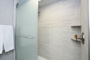 Đồ dùng nhà tắm miễn phí, máy sấy tóc, khăn tắm 