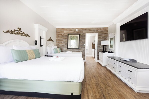 Habitación doble Deluxe, 2 camas matrimoniales, cocineta, planta baja | Ropa de cama de alta calidad y camas con pillow-top 