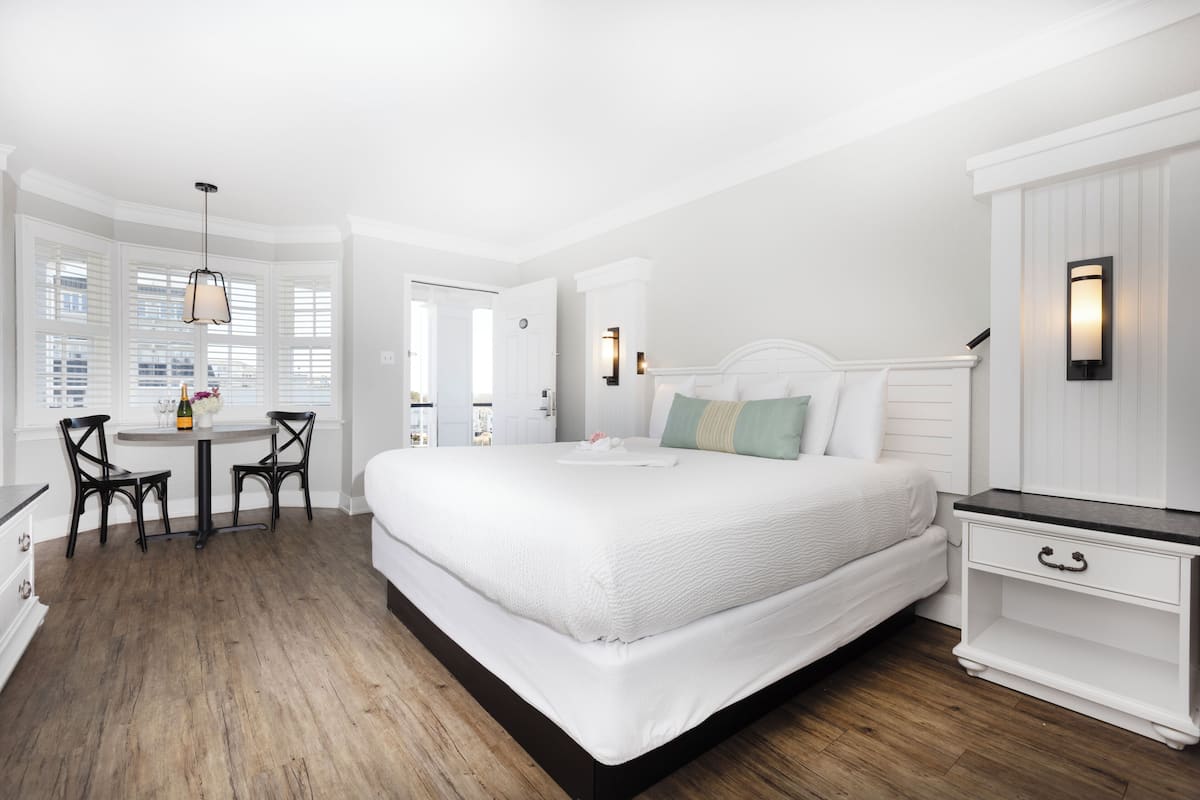 1 King Bed, Kitchenette, Pool View, Exterior Entrance | Premium bedding, pillowtop beds, in-room safe, blackout drapes