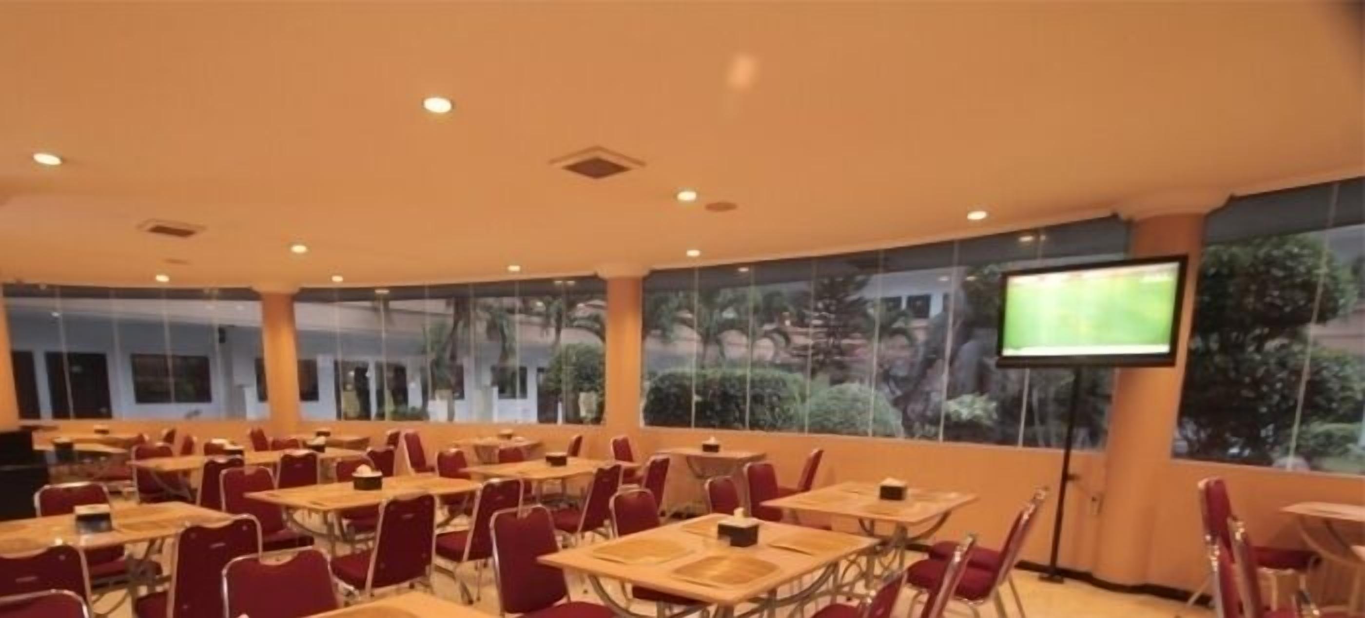 breakfast, lunch, dinner served; international cuisine