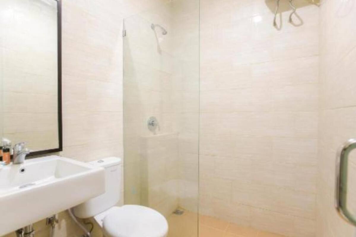 shower, free toiletries, towels