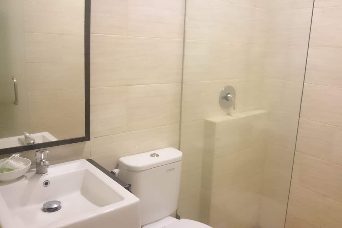 shower, free toiletries, towels