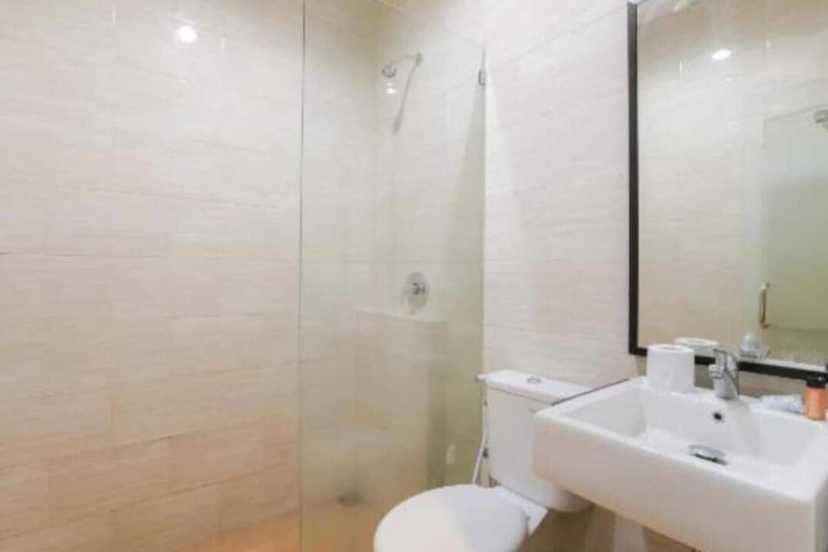 shower, free toiletries, towels