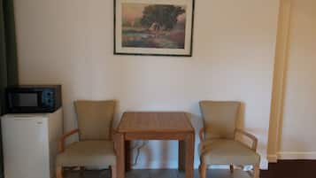 Deluxe Room, 1 King Bed | Living area | 32-inch flat-screen TV with cable channels, TV