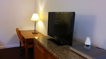 Deluxe Double Room, 2 Queen Beds | Room amenity