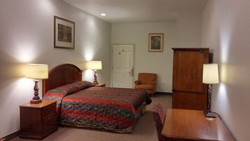 Deluxe Suite, 1 King Bed | Premium bedding, desk, soundproofing, free WiFi