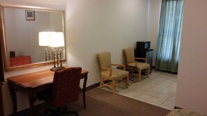 Suite Deluxe | Area soggiorno | TV a schermo piatto 32 pollici con canali via cavo, TV