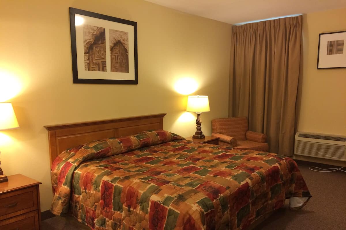 Standard Room, 1 King Bed | Premium bedding, desk, soundproofing, free WiFi