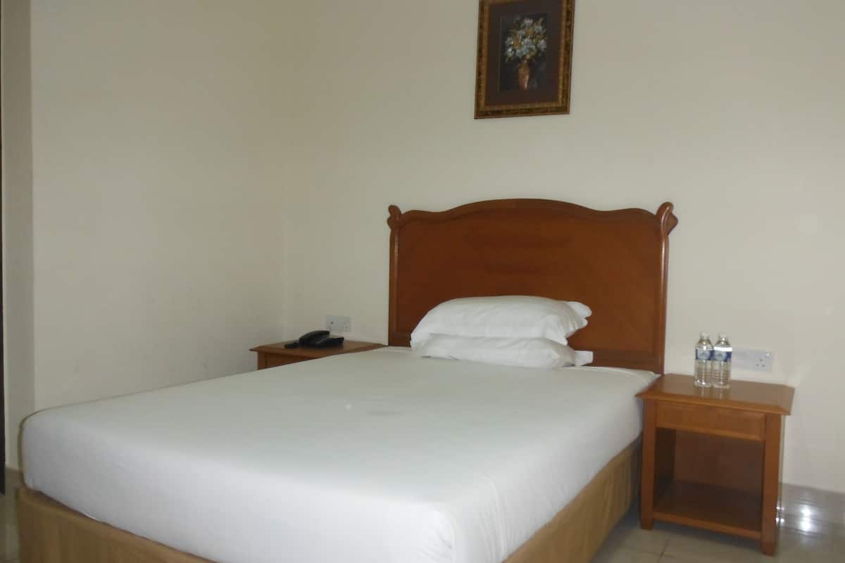 Deluxe Room, 1 Queen Bed | In-room safe, soundproofing, free WiFi