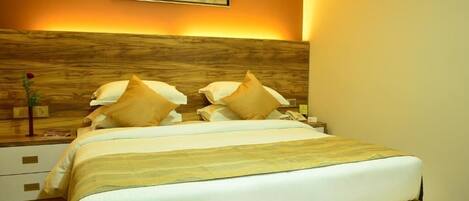 Deluxe Twin Room, 1 Double Bed | 1 bedroom, minibar, in-room safe, desk