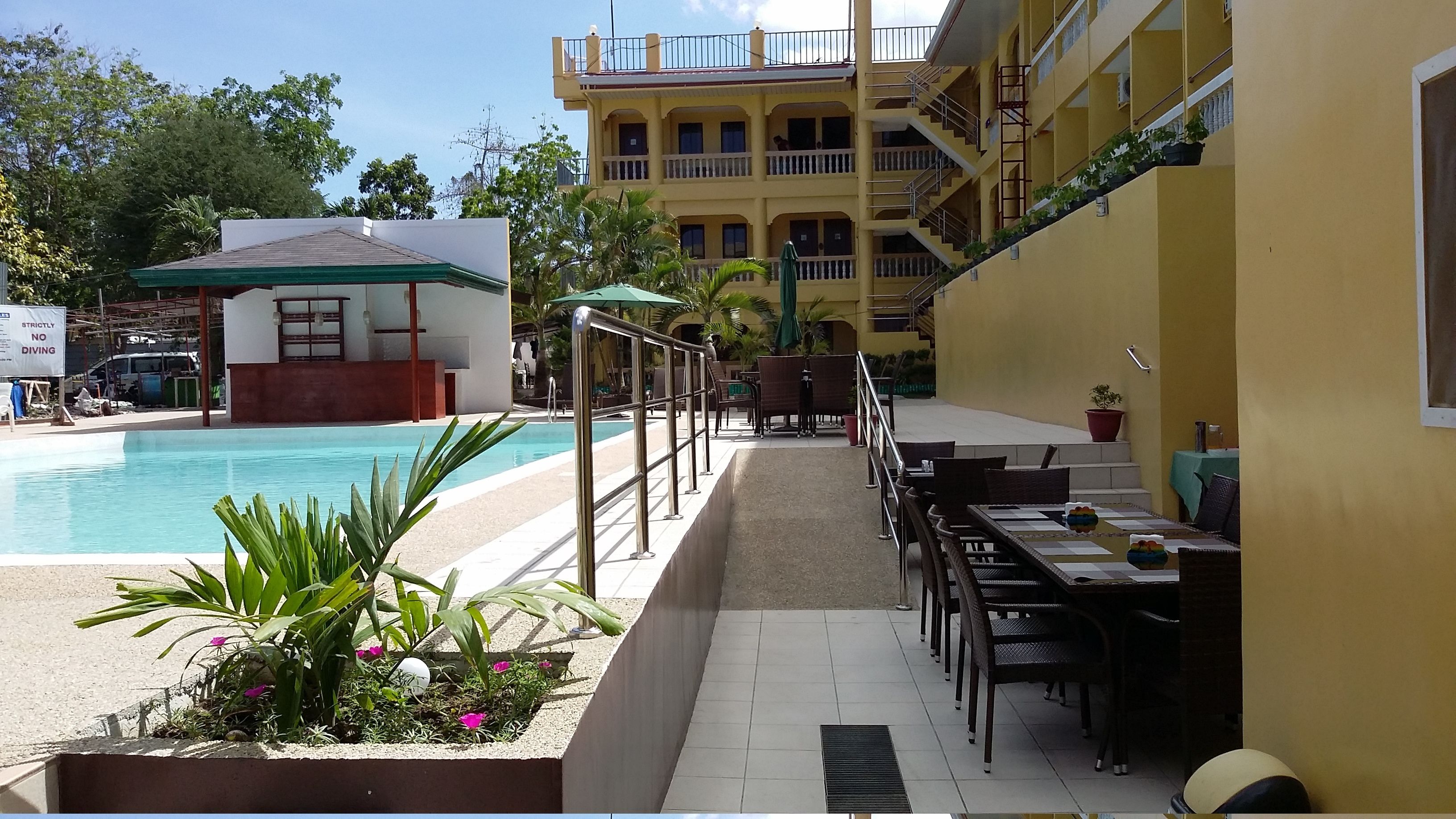 Alberca al aire libre y camastros 