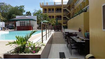 Alberca al aire libre y camastros