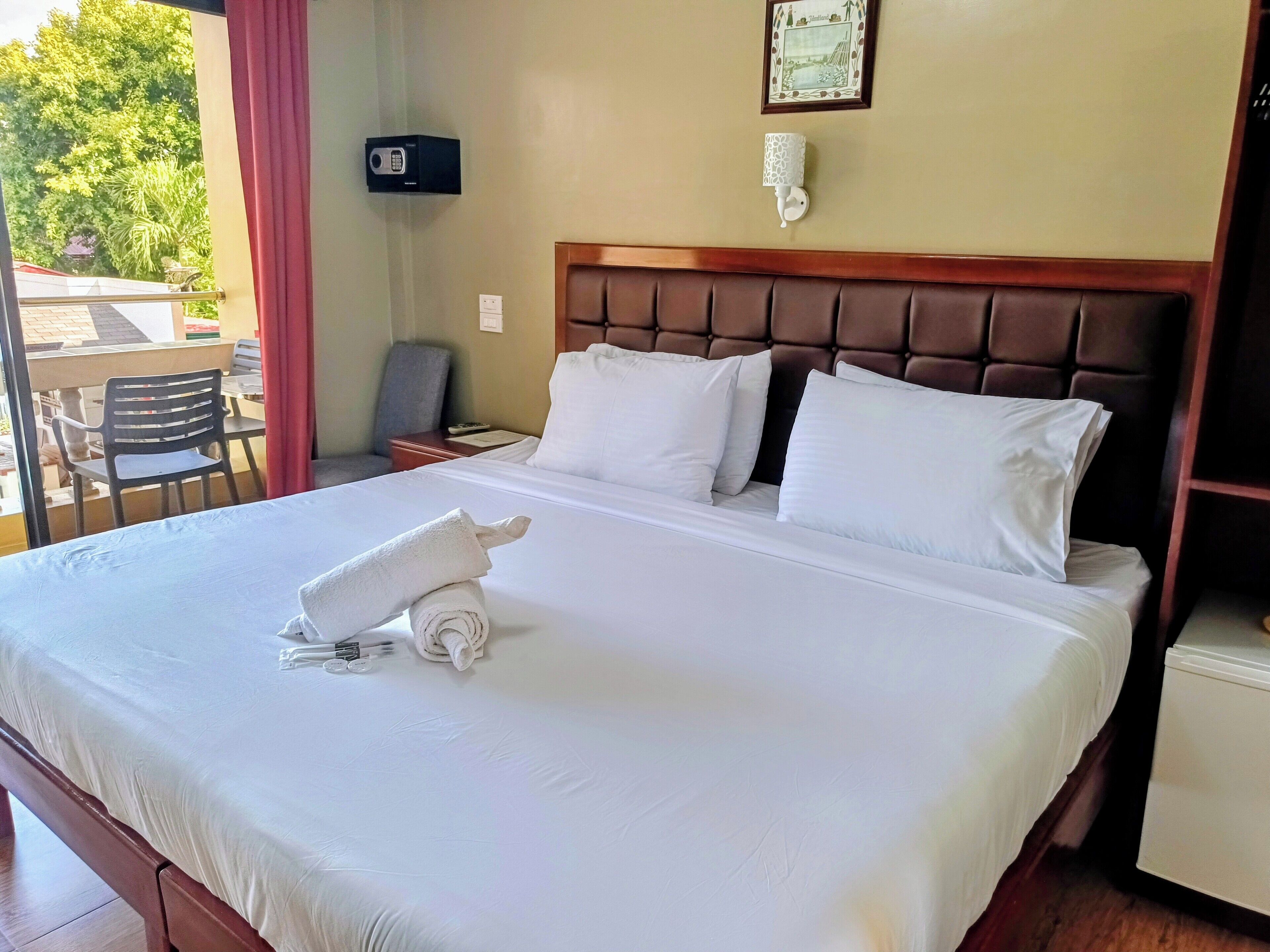 Deluxe Double or Twin Room | In-room safe, desk, blackout drapes, bed sheets
