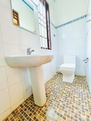 Kamar Double Deluks | Kamar mandi | Shower, shower pijat air, perlengkapan mandi gratis, dan handuk