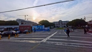 A street view with a pedestrian crossing, parked cars, and buildings in the background. - Zunyue Grace Hotel (Shanghai Lida University Branch) (Shanghai)