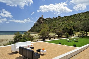 Plage privée, chaises longues, parasols, serviettes de plage