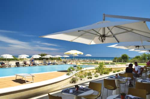 Piscine extérieure, chaises longues
