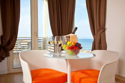 Chambre supérieure double, vue sur la mer | Minibar, coffre-fort, bureau, rideaux d’obscurcissement