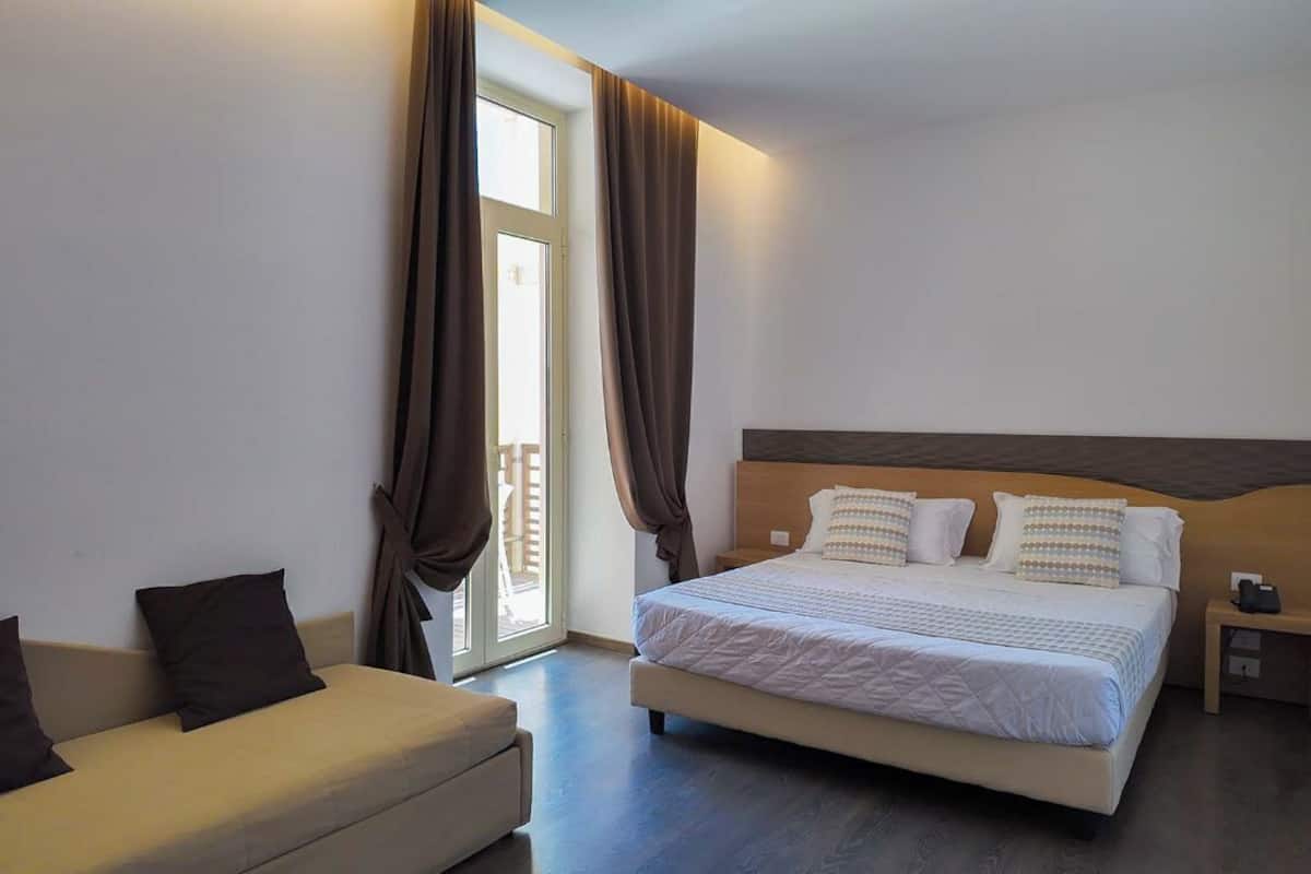 1 chambre, minibar, coffres-forts dans les chambres, bureau