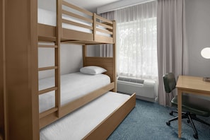 Familien-Suite, Nichtraucher (1 King Bed and 1 Bunk Bed) | Zimmersafe, kostenlose Babybetten, kostenloses WLAN, Bettwäsche
