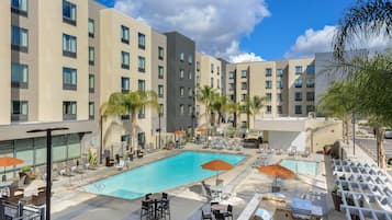 Outdoor pool, sun loungers