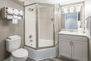 Regadera, amenidades de baño gratuitas, secadora de cabello, toallas 