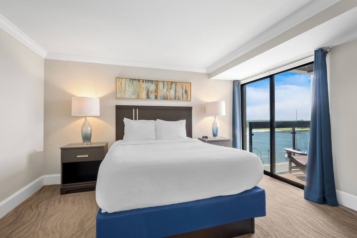 Studio Suite, 1 Queen Bed, Canal View | Desk, iron/ironing board, free WiFi, alarm clocks