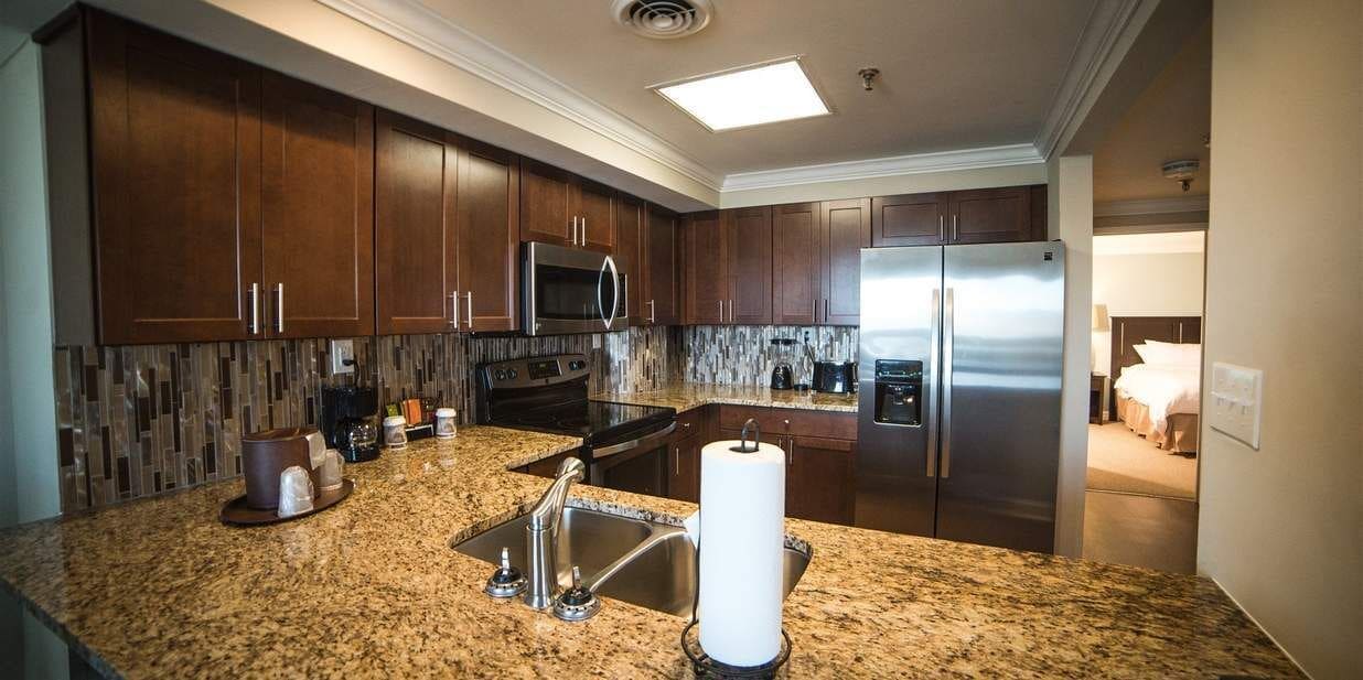 Standard Room, 1 Queen Bed, Non Smoking | Desk, iron/ironing board, free WiFi, bed sheets