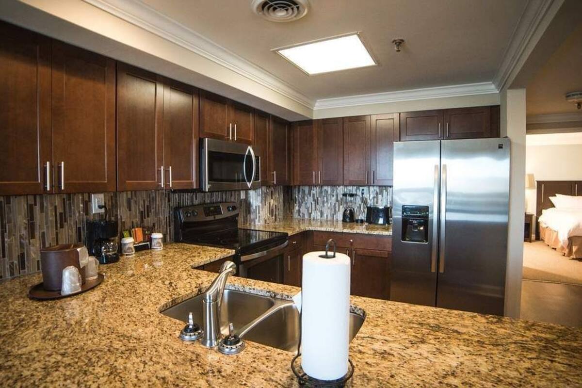 standard room, 1 queen bed, non smoking | 1 bedroom, desk, iron/ironing board, free wifi