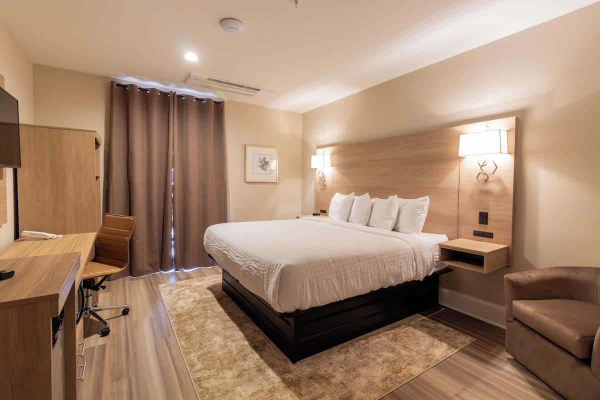 Studio, 1 kingsize bed, balkon | 1 slaapkamer, een bureau, een strijkplank/strijkijzer, gratis wifi