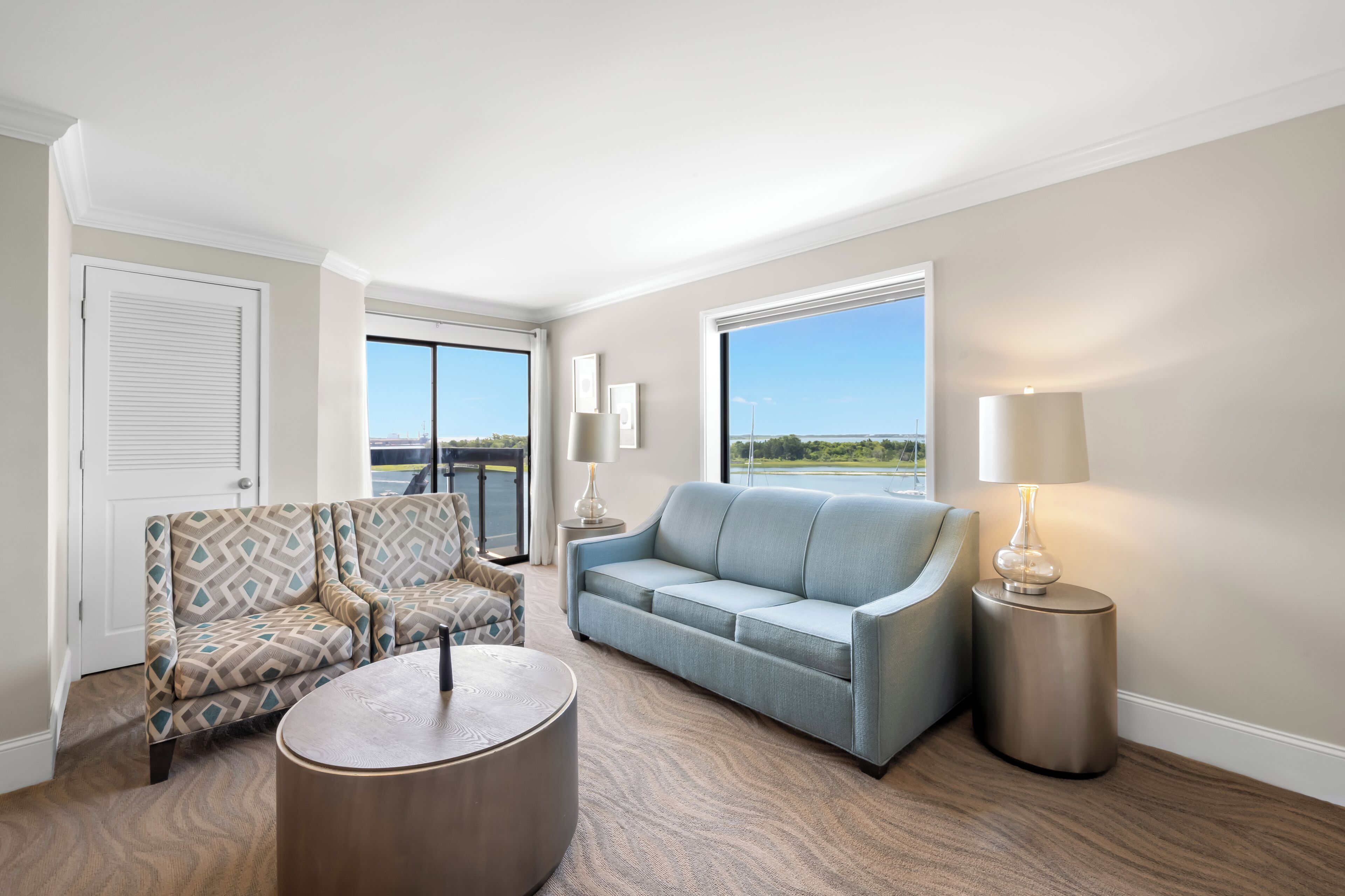 Studio suite, 1 queensize bed, uitzicht op het water | Woonruimte | Een 50-inch flatscreentelevisie met kabelzenders, televisie en Netflix