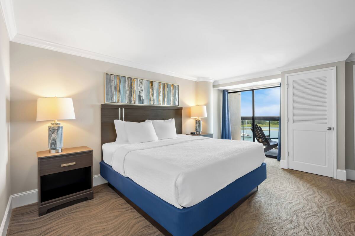 Room, 1 King Bed, Non Smoking | Desk, iron/ironing board, free WiFi, alarm clocks