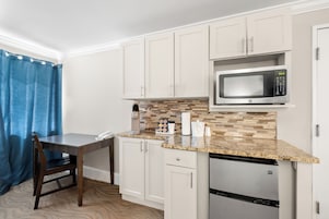 Suíte estúdio, 1 cama King, vista para o canal | Escrivaninha, ferros/tábuas de passar roupa, Wi-Fi de cortesia