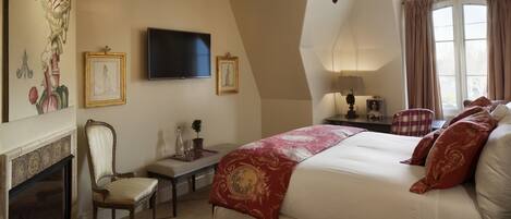 Chambre, 1 trÚs grand lit | Literie de qualité, couette en duvet, minibar, coffre-fort