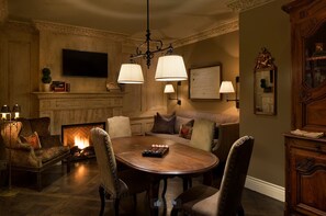 Library - Enchanté Boutique Hotel (Los Altos)