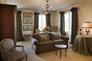 Suíte, 1 cama King | Área de estar | TV de tela plana 42 polegadas com canais a cabo, TV, lareira