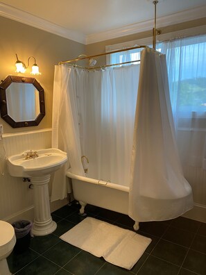 Free toiletries, hair dryer, bathrobes, slippers - Inn at 161 (Sutter Creek)