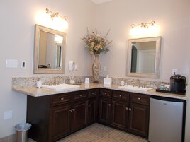 Luxury Suite, 1 King Bed (Stevenson Suite) | Bathroom | Free toiletries, hair dryer, bathrobes, slippers