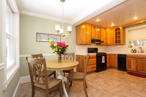 Family Room | Private kitchen - Inn at 161 (Sutter Creek)