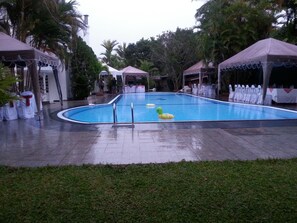 Outdoor pool, pool loungers - Hotel Bougainvilla (Beruwela)