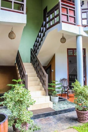 A staircase leading to a balcony with a view of the interior. - Palitha Guesthouse Hotel Dandelion  (Unawatuna)