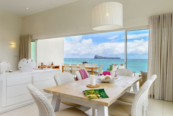 Penthouse | Khu vực ăn uống tại phòng