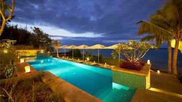 Utendørsbasseng, bassengparasoller og solsenger