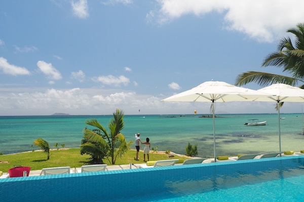 Piscine extérieure, parasols de plage, chaises longues