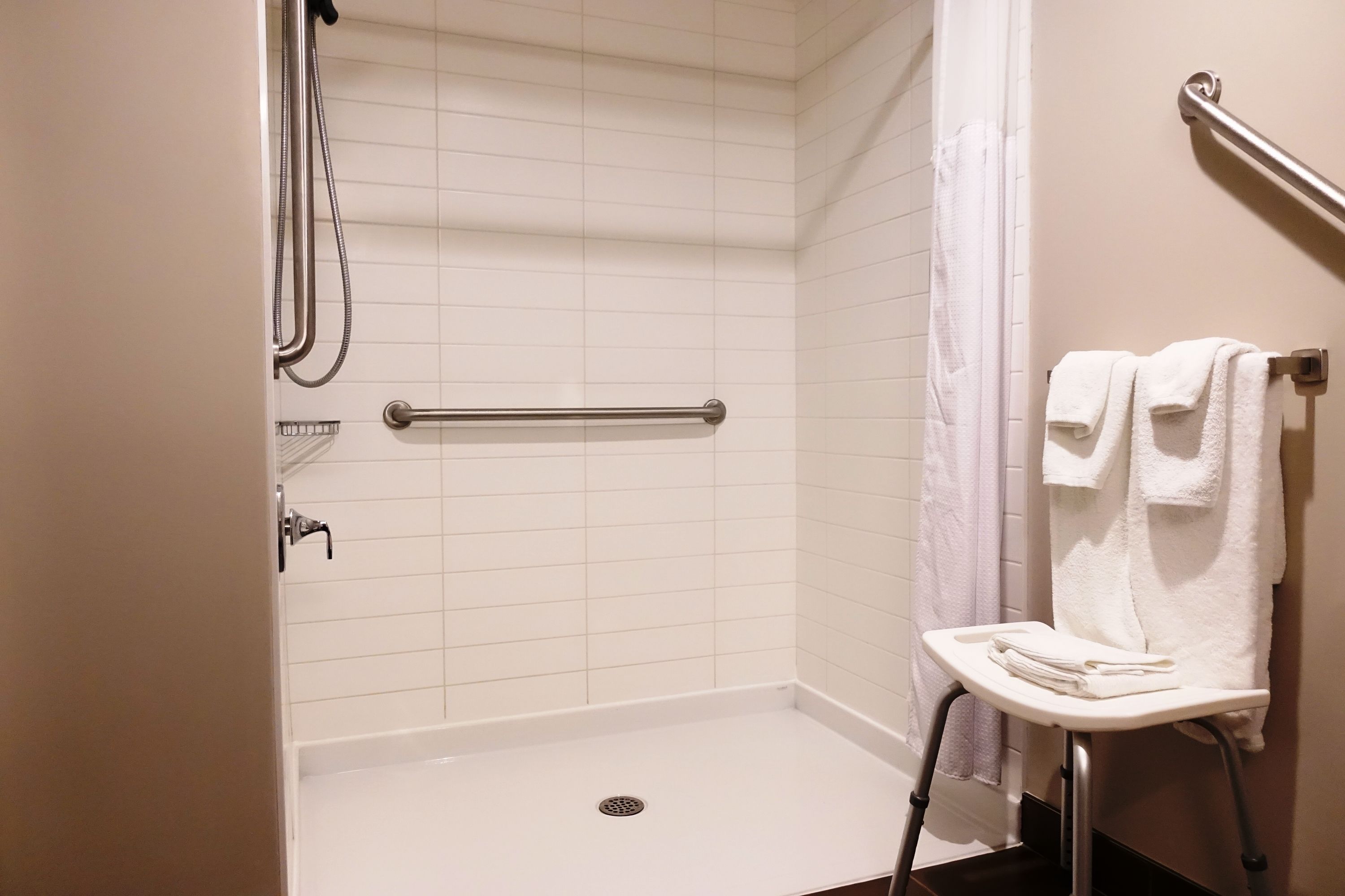 room, 1 queen bed, accessible, non smoking (roll-in shower) | in-room safe, desk, laptop workspace, soundproofing