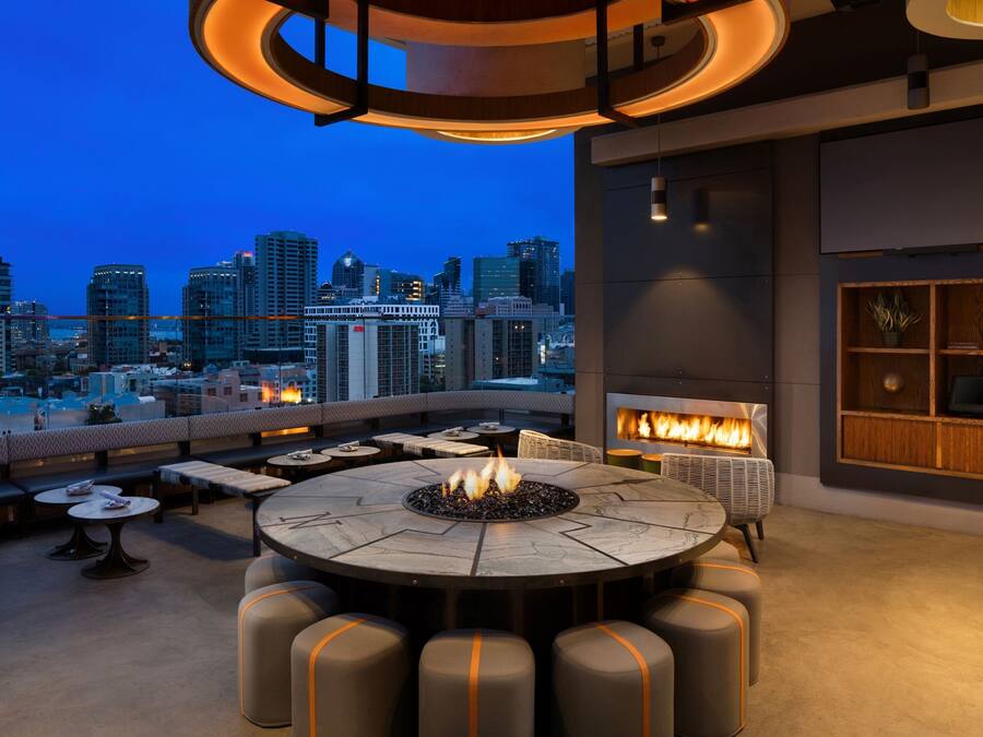 2 restaurants, breakfast, dinner served; American cuisine