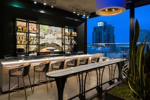 2 bars-salons, bar sur le toit
