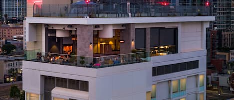 2 restauranter, frokost og middag serveres, amerikanske retter